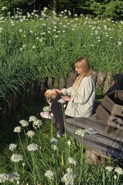 Ieva ar Pablo Zelowie zakatek botāniskajā dārzā Polijā, baudot dziedinošu ķiploku terapiju. Ieva ar Pablo Zelowie zakatek botāniskajā dārzā Polijā, baudot dziedinošu ķiploku terapiju.